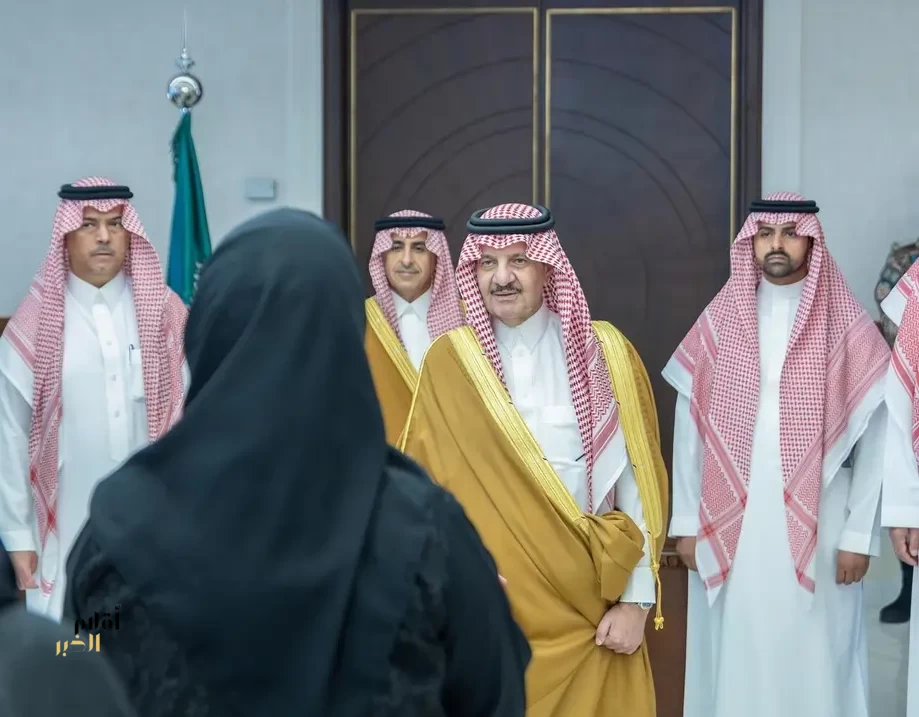 أمير المنطقة الشرقية يستقبل منسوبي الإمارة المهنئين بعيد الفطر