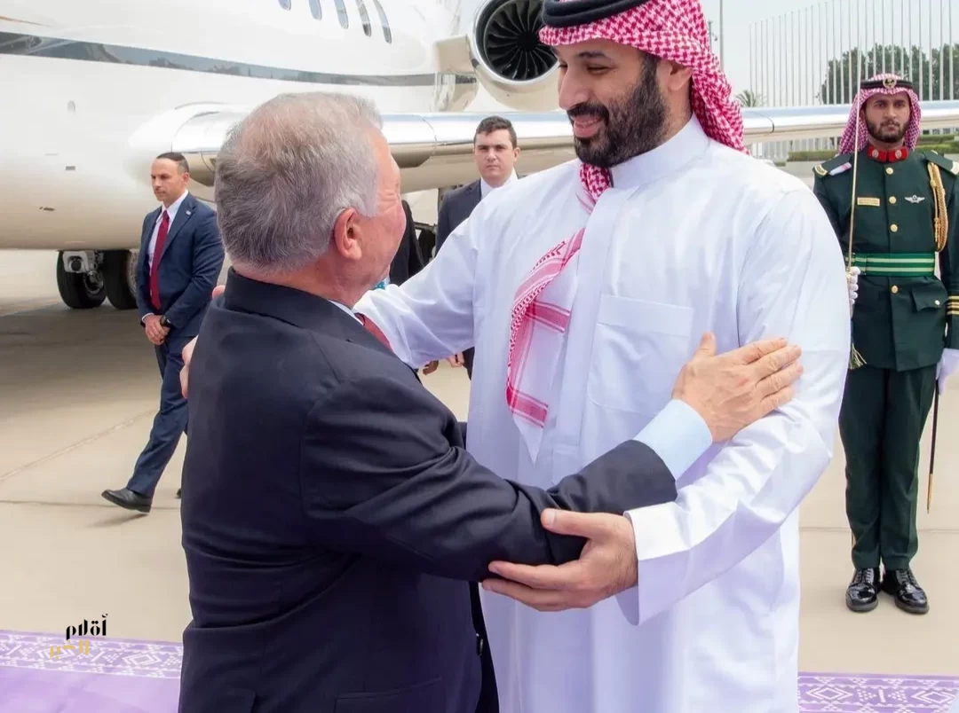 ملك الأردن يصل إلى جدة وسمو ولي العهد في مقدمة مستقبليه