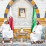 سمو ولي العهد يلتقي أمير دولة قطر