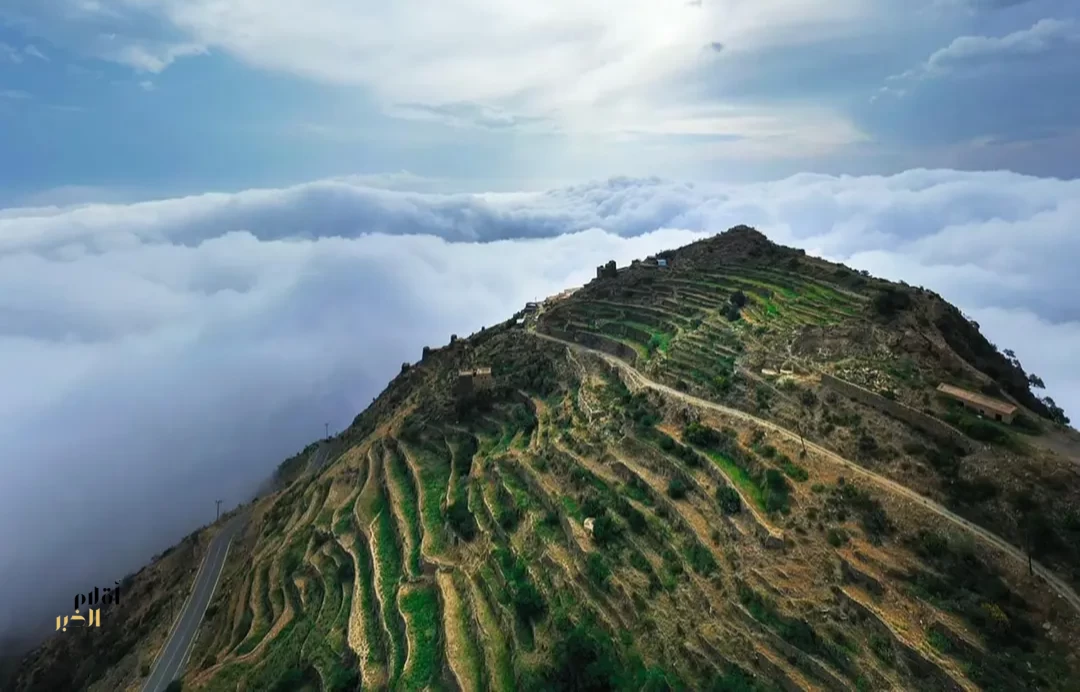 القطاع الجبلي بجازان.. قمم طبيعية ساحرة وإطلالات بانورامية تعكس ثراءً بيئيًا وتنوّعًا جغرافيًا