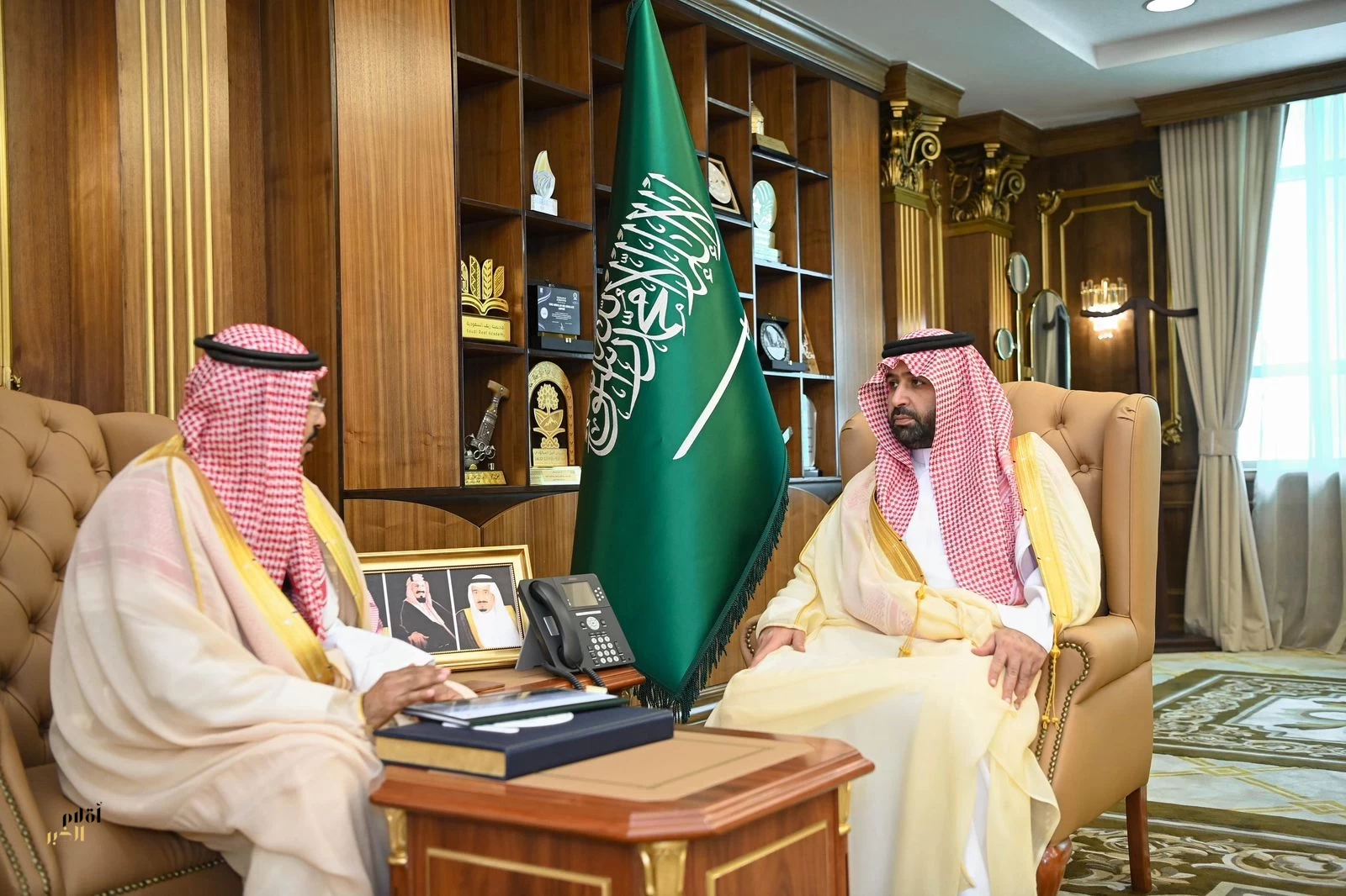 أمير جازان يستقبل مدير فرع وزارة الموارد البشرية والتنمية الاجتماعية بالمنطقة