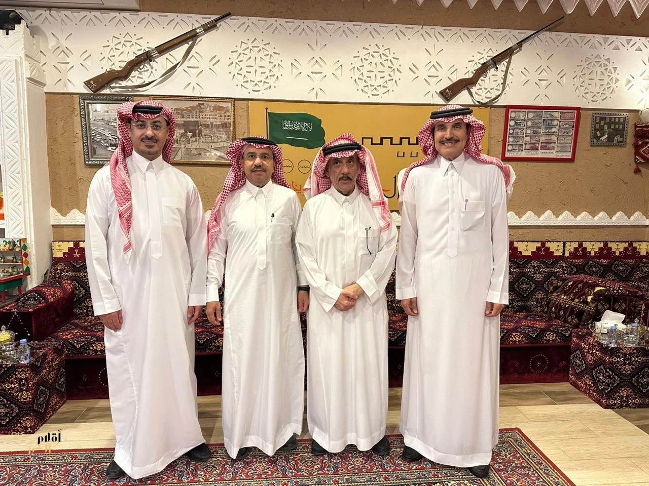 في ديوانية الـ حسين التاريخية، أمسية “رحلتي مع الكتب والأدب”.. الدريهم يستعرض مسيرته بين شغف القراءة وتجربة الشعر . 