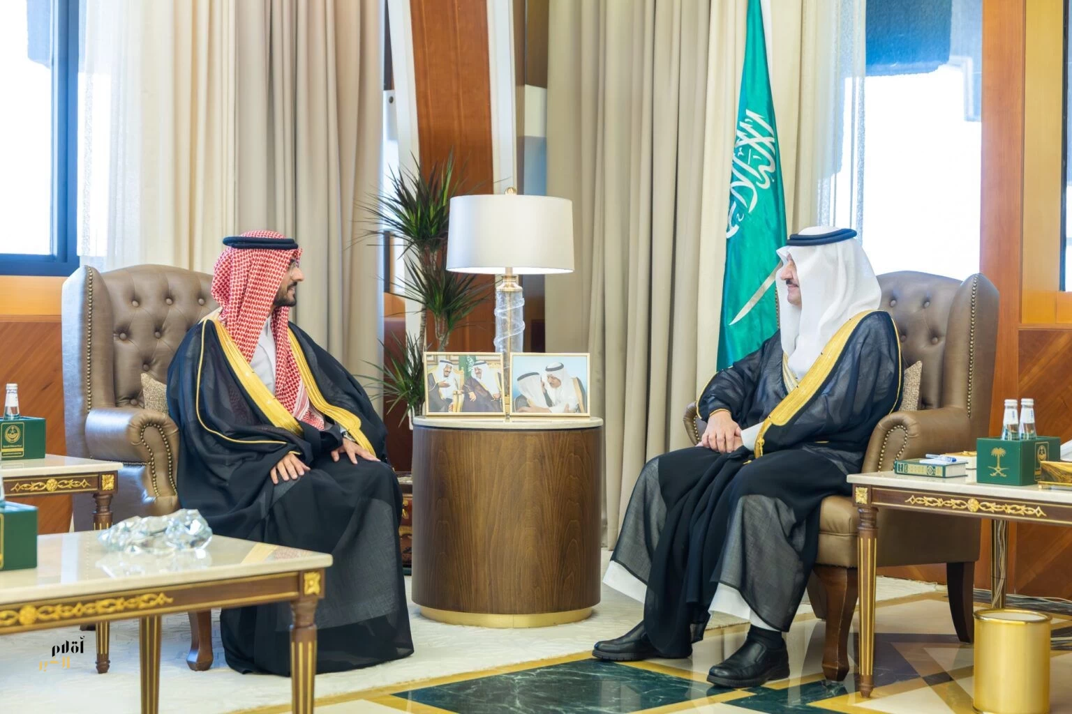 أمير المنطقة الشرقية يستقبل خريجي وخريجات الدفعة الأولى من طلاب جامعة اليمامة في المنطقة الشرقية