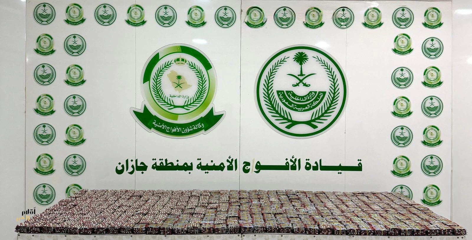 دوريات الأفواج الأمنية بمنطقة جازان تحبط تهريب 74,250 قرصًا خاضعًا لتنظيم التداول الطبي