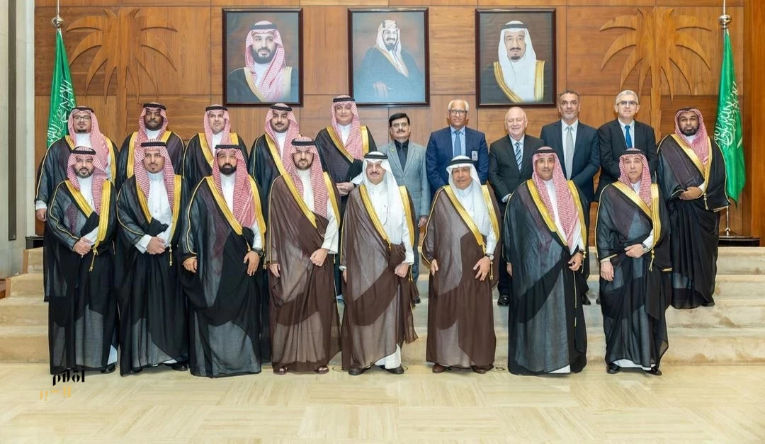 أمير المنطقة الشرقية يستقبل منسوبي جامعة الأمير محمد بن فهد ويثمن إنجازاتها العلمية