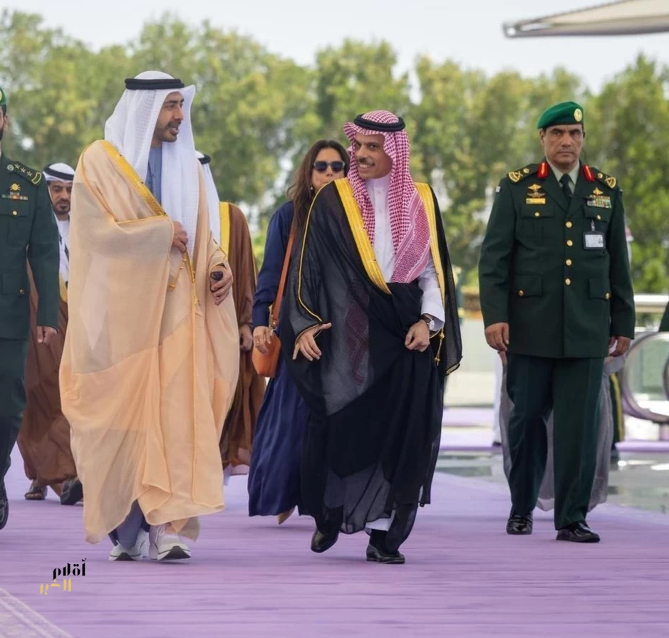 نائب رئيس مجلس الوزراء وزير خارجية دولة الإمارات يصل إلى جدة للمشاركة في القمة الخليجية التشاورية