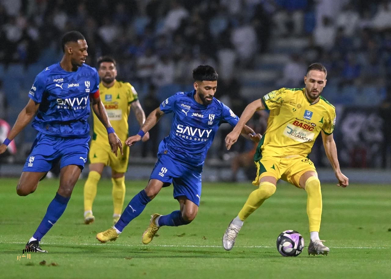 الهلال يقلب المعادلة أمام الخليج.. ويُضيق الخناق على النصر 