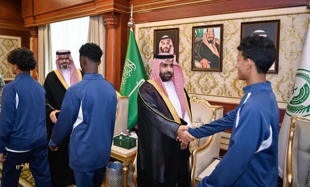 أمير جازان يستقبل فريق متوسطة أحد المسارحة المتوج بكأس نخبة دوري المدارس لكرة القدم للبنين