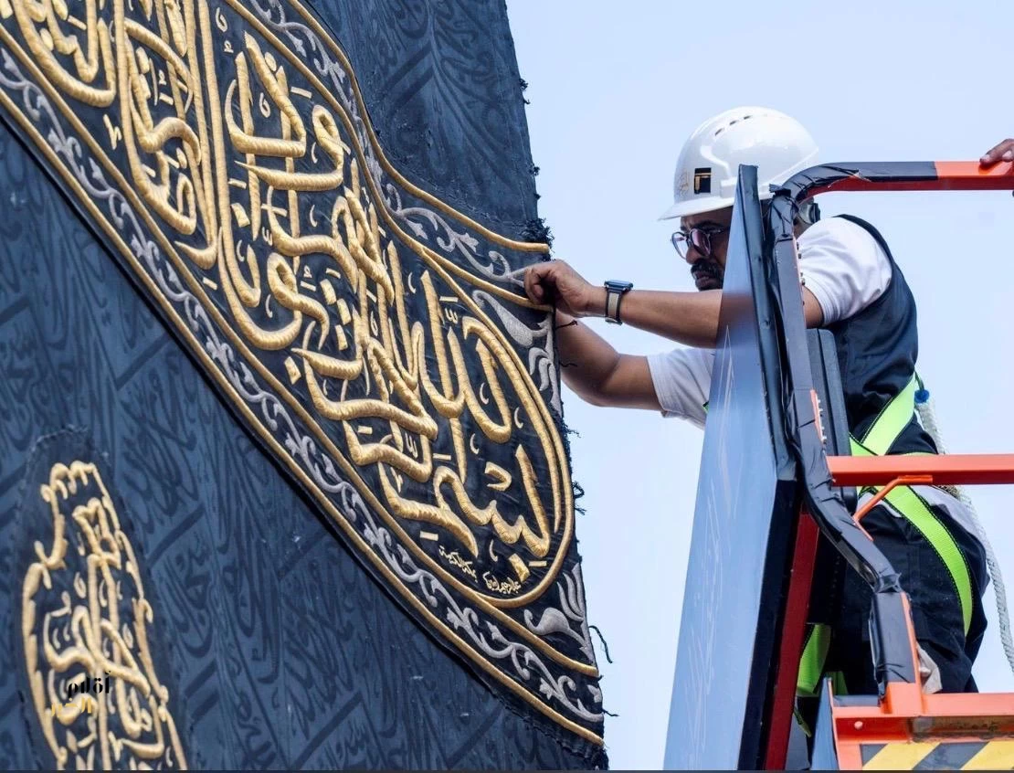 أنامل سعوديّة تحيك المشهد الأخير لرحلة كسوة الكعبة قبل أعتلائها البيت العتيق