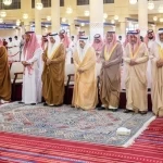 أمير منطقة الرياض يؤدي صلاة الميت على والدة خالد بن مطلق بن خرصان