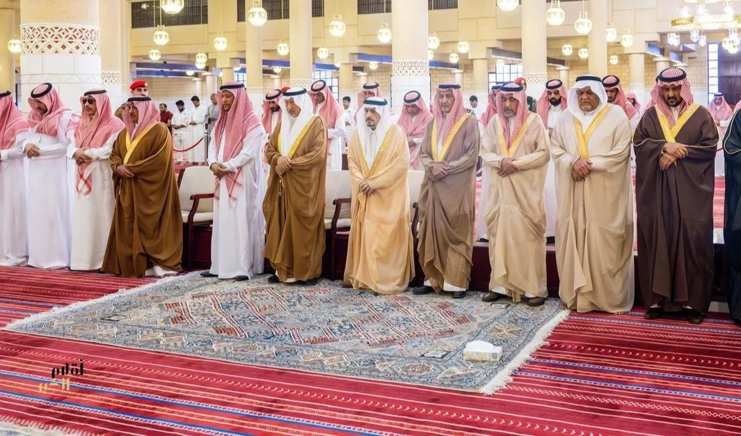 أمير منطقة الرياض يؤدي صلاة الميت على والدة خالد بن مطلق بن خرصان