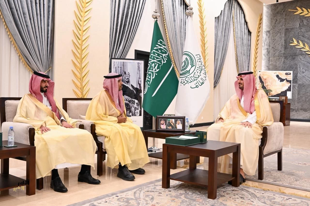 محافظ الطائف يسلم شهادة الامتثال لمنشآت التدريب التقني والمهني بالطائف