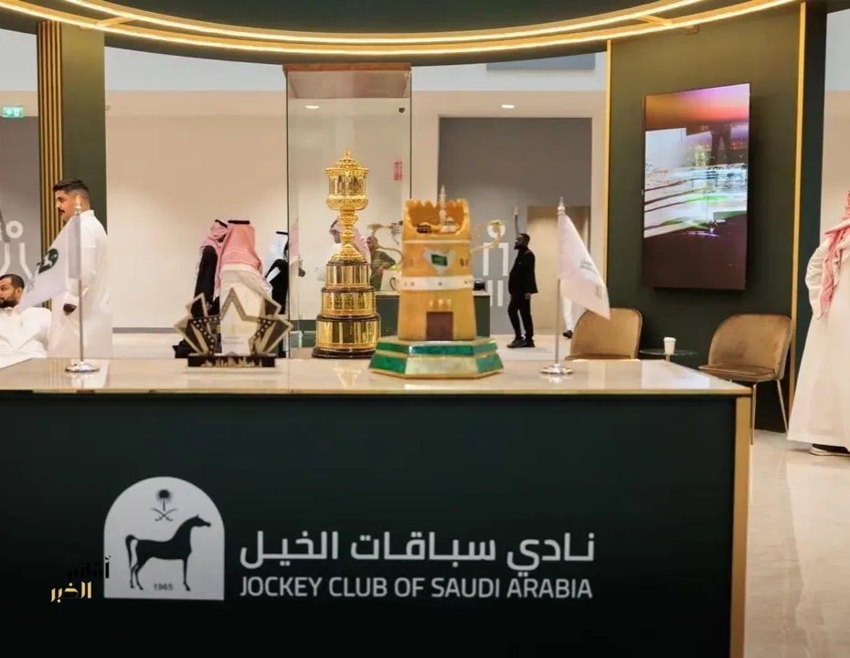 أغلى كأس في العالم بين يدي زوار معرض الصقور والصيد السعودي الدولي