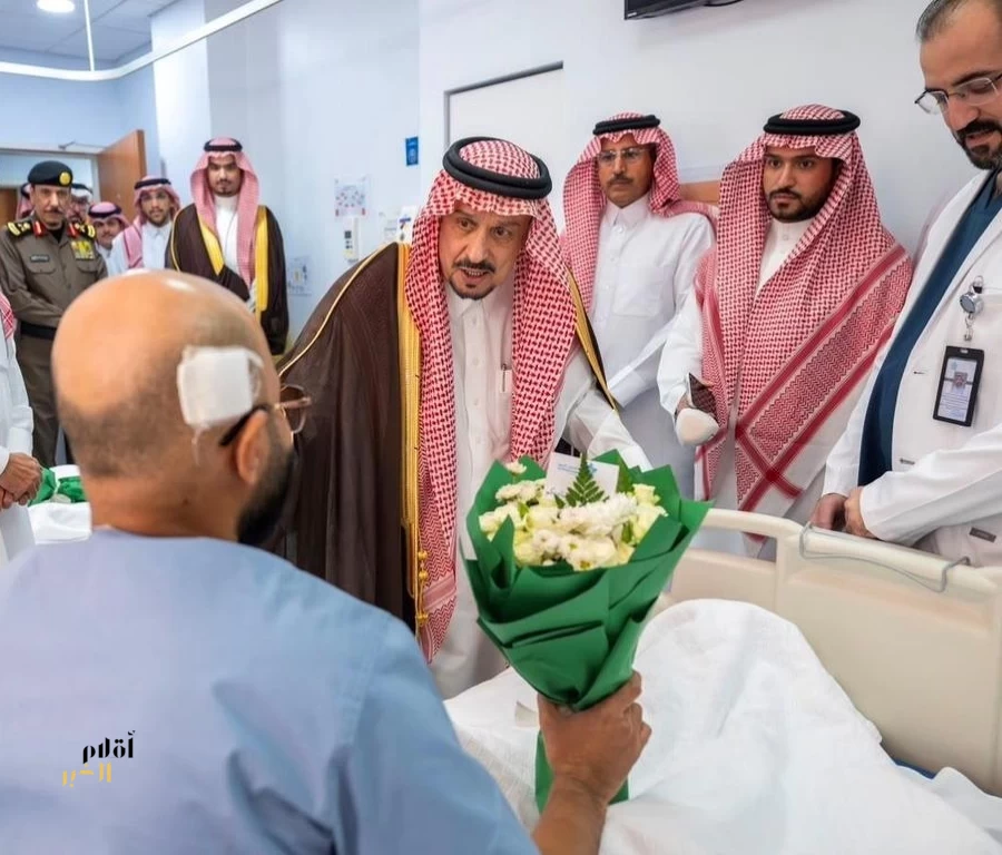 أمير منطقة الرياض يتفقد المصابين جراء عدوان الميليشيا الحوثية الإرهابية على مطار الملك خالد الدولي
