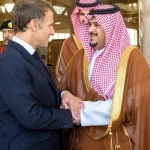 الرئيس الفرنسي يصل إلى الرياض وفي مقدمة مستقبليه نائب أمير المنطقة