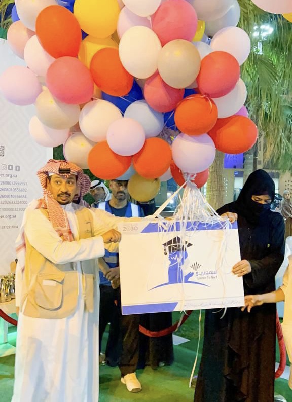 المشرف العام على اسمعني 5  listen to me تطلق بالونات الفرح في مقر المعرض المصاحب