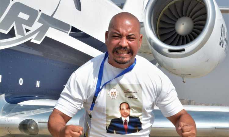 بوزن 14 طن  .... مواطن مصري يشد طائرة ركاب باسنانه
