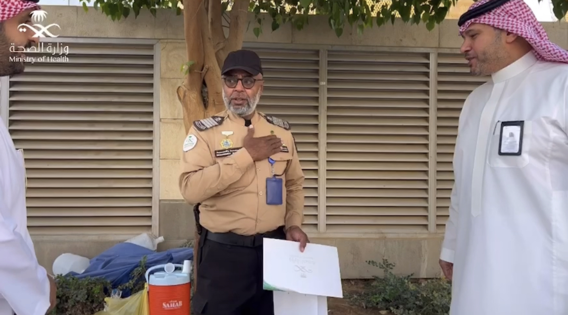 *قناة أقلام الإعلامية*: شاهد كيف انهمرت دموع رجل أمن بوزارة الصحة من رسائل زملائه ووكيل الوزارة د. إبراهيم الطريري يكرمه