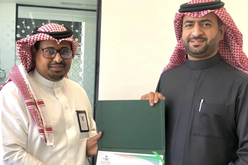 الخبراني يتلقى تكريماً من مدير عام العلاقات بوزارة الصحة