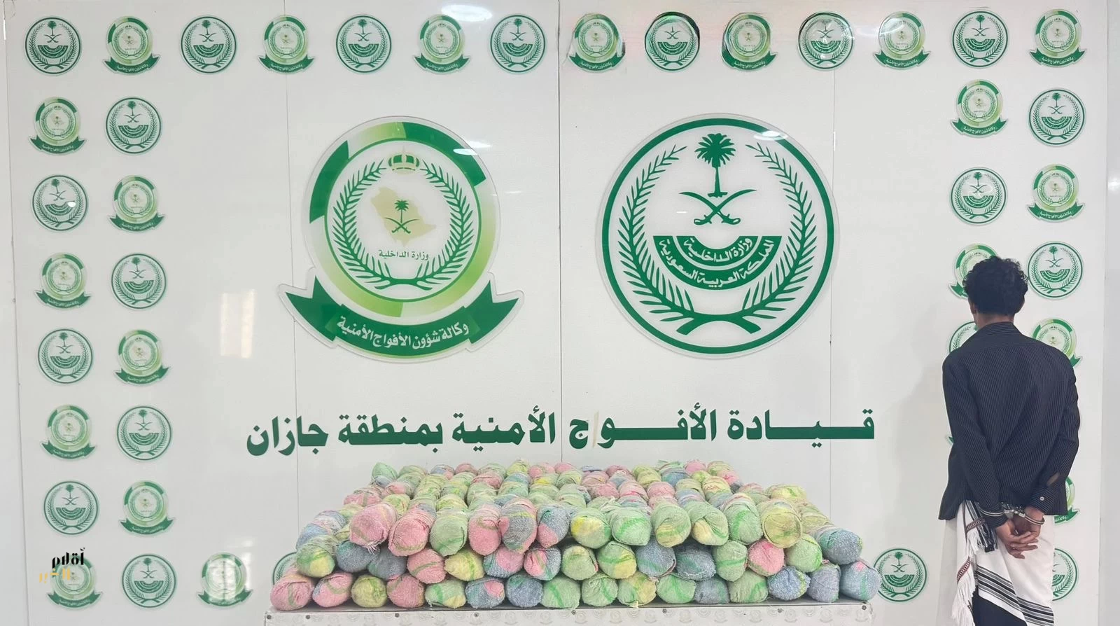 دوريات الأفواج الأمنية بمنطقة جازان تقبض على شخص لترويجه 55 كلجم من القات المخدر