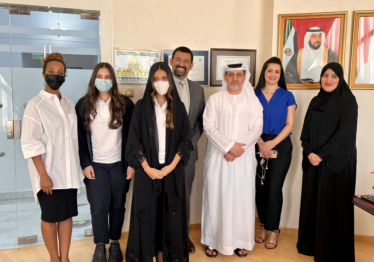 جمعية الإمارات للسرطان تكرم طالبات على جهودهن الإنسانية