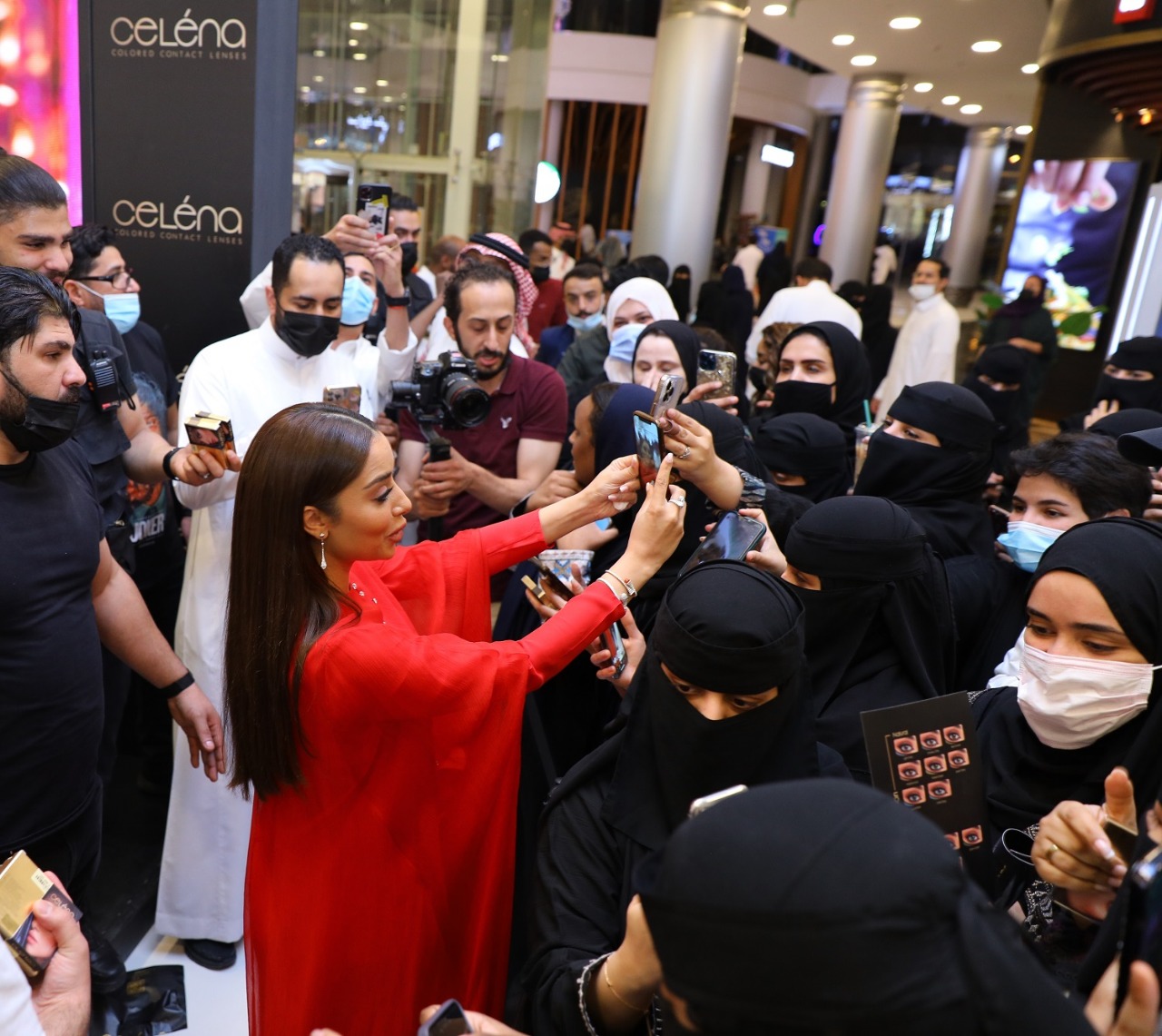 الفنانة بلقيس بإطلالة جذابة في فعالية تدشين عدسات سيلينا اللاصقة في السعودية