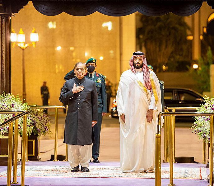 سمو ولي العهد يستقبل رئيس وزراء جمهورية باكستان الإسلامية