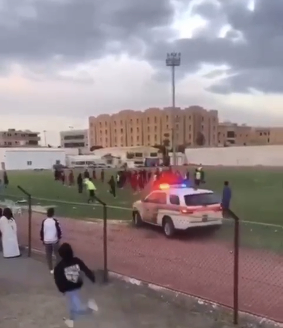 أحداث مؤسفة واشتباكات بين لاعبين أبها وضمك للناشئين بعد نهاية مباراة ليوم والشرطة تتدخل،،