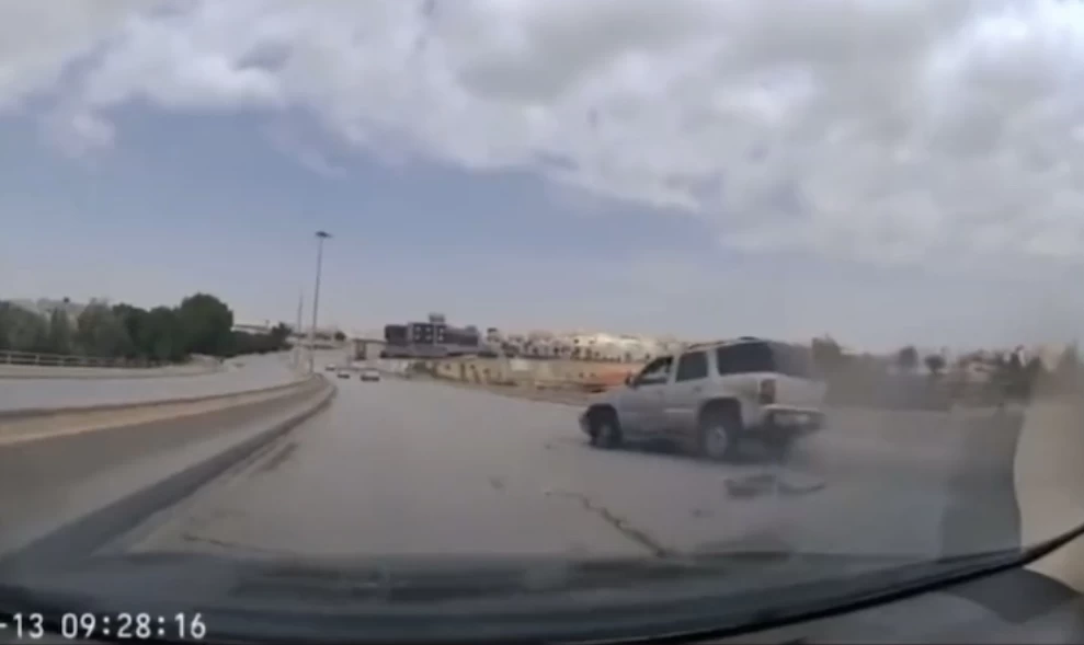 شاهد بالفيديو : بسبب العجلة وعدم التأني صاحب مركبة كاد أن يتسبب بكارثة