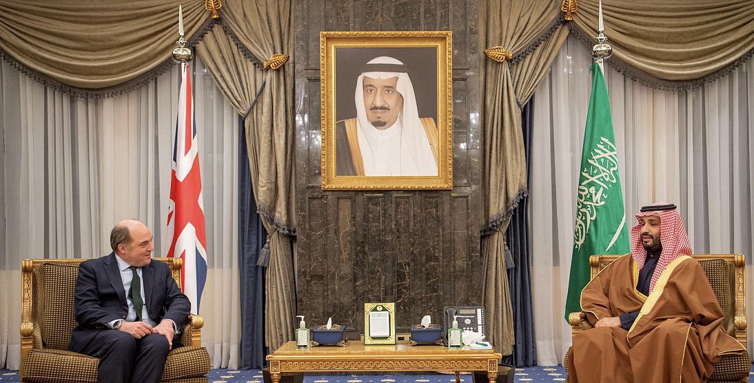 سمو ولي العهد يجتمع مع وزير الدفاع البريطاني