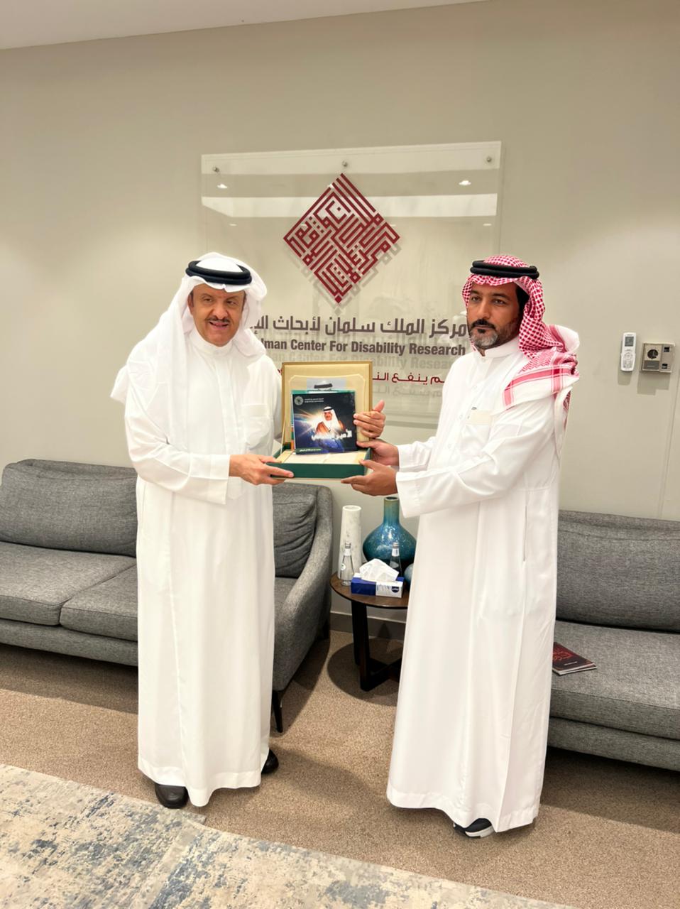 آل شملان يهدي الأمير سلطان بن سلمان كتابيه " الأمير الذي أطلّ من شرفة خياله الممكن " و " الأمير الفضائي "