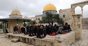 جيش الاحتلال يمنع رفع أذان العشاء في المسجد الأقصى المبارك