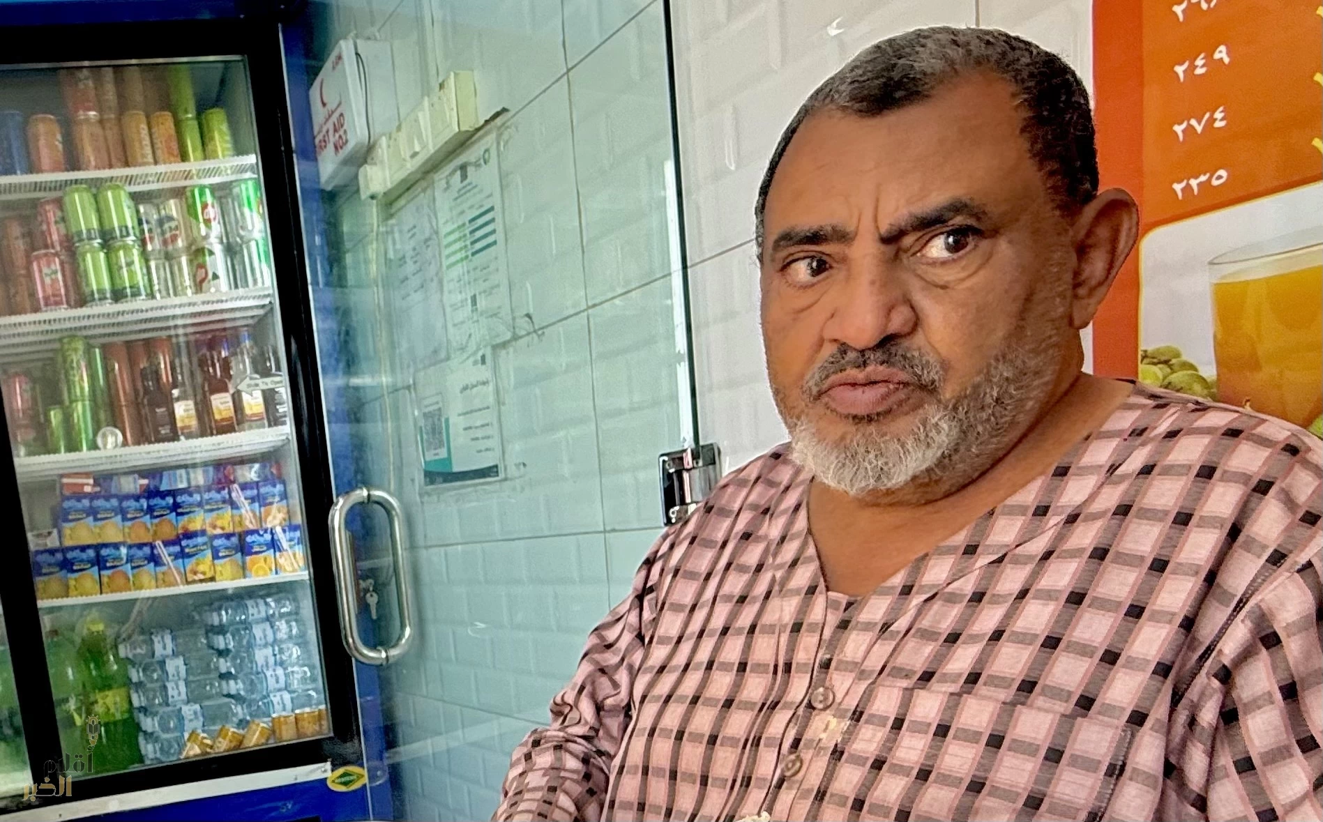 📸 عدسة أقلام الخبر… حوار صباحي مع رجلٍ حافظ على طقوسه لأكثر من خمسين عامًا