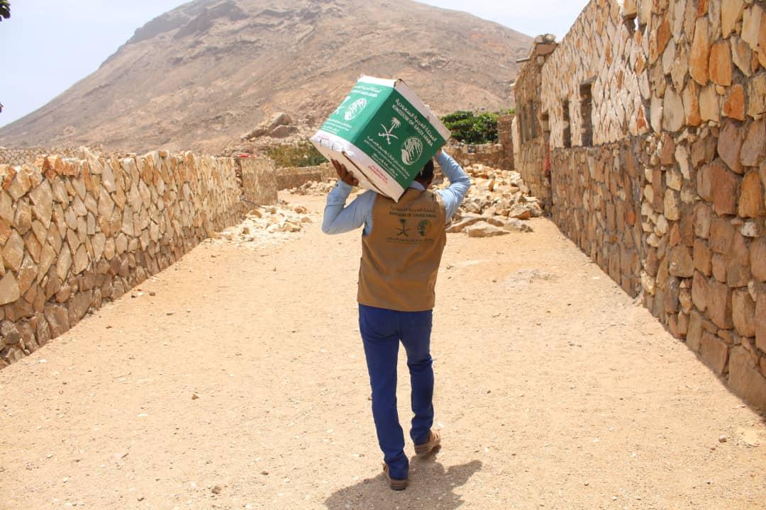 مركز الملك سلمان للإغاثة يوزع أكثر من 14 طنًا من السلال الغذائية في محافظة سقطرى