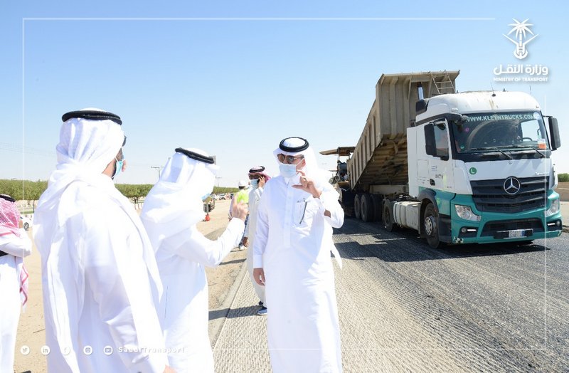 "النقل" تنجز 260 كلم من أعمال الطرق وتركب 985 لوحة خلال سبتمبر