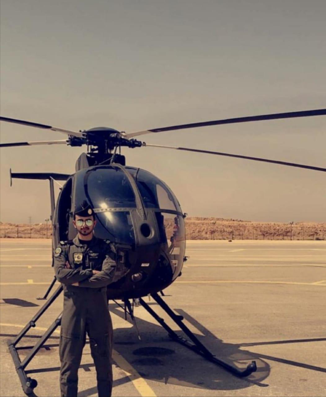 "العمري" يحتفي بتخرجه برتبة ملازم طيار