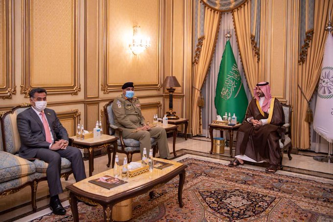سمو نائب وزير الدفاع يستقبل قائد الجيش الباكستاني