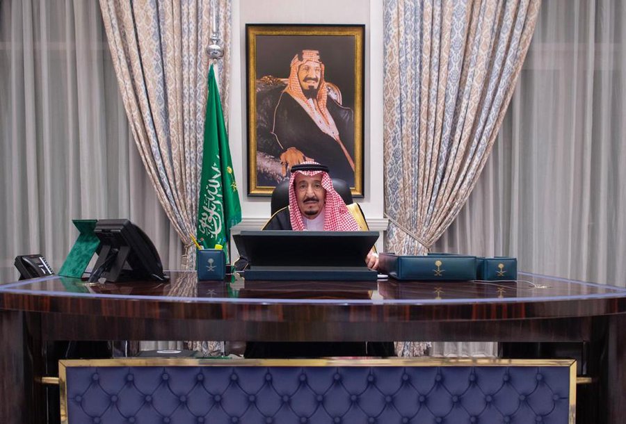 #عاجل #مجلس_الوزراء يعقد جلسته ـ عبر الاتصال المرئي ـ برئاسة #خادم_الحرمين_الشريفين.