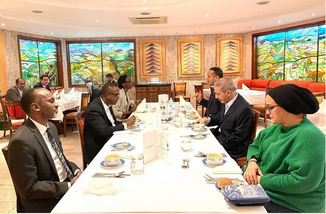 وزير خارجية جمهورية راوندا يقيم مأدبة عشاء احتفاءً بزيارة وزير الدولة لشؤون الدول الأفريقية