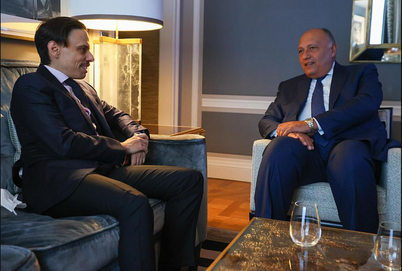 سمو وزير الخارجية يلتقي وزير الخارجية المصري