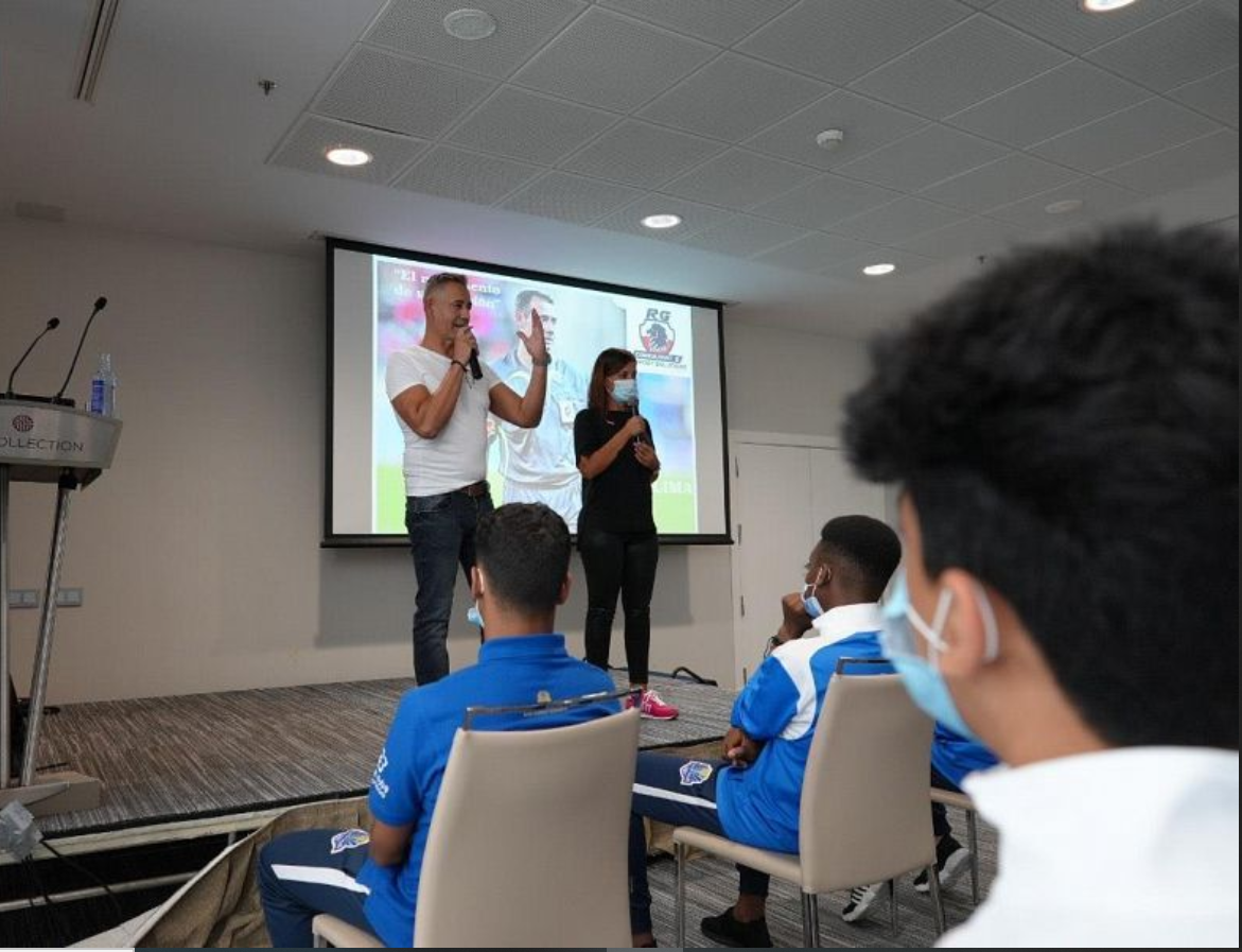 فريق نخبة لاعبي دوري المدارس يواصل معسكره التدريبي في برشلونة