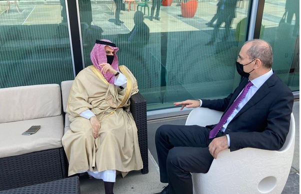 سمو وزير الخارجية يلتقي نائب رئيس الوزراء وزير خارجية الأردن