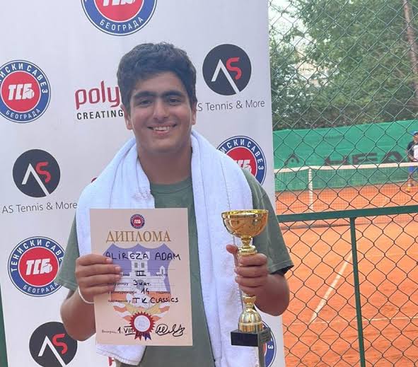 لاعب أخضر التنس آدم بدر يحقق بطولة كلاسيك الصربية