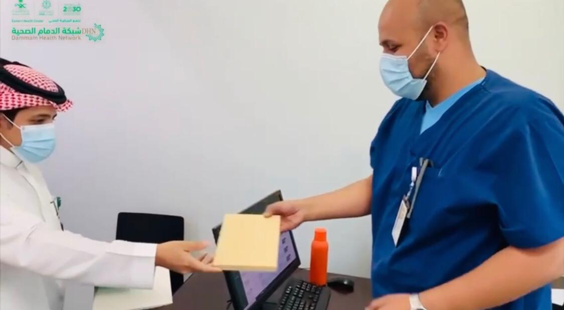 شاهد بالفيديو كيف تلقى الطبيب عبدالرحمن الثبيتي تكريماً من معالي وزير الصحة