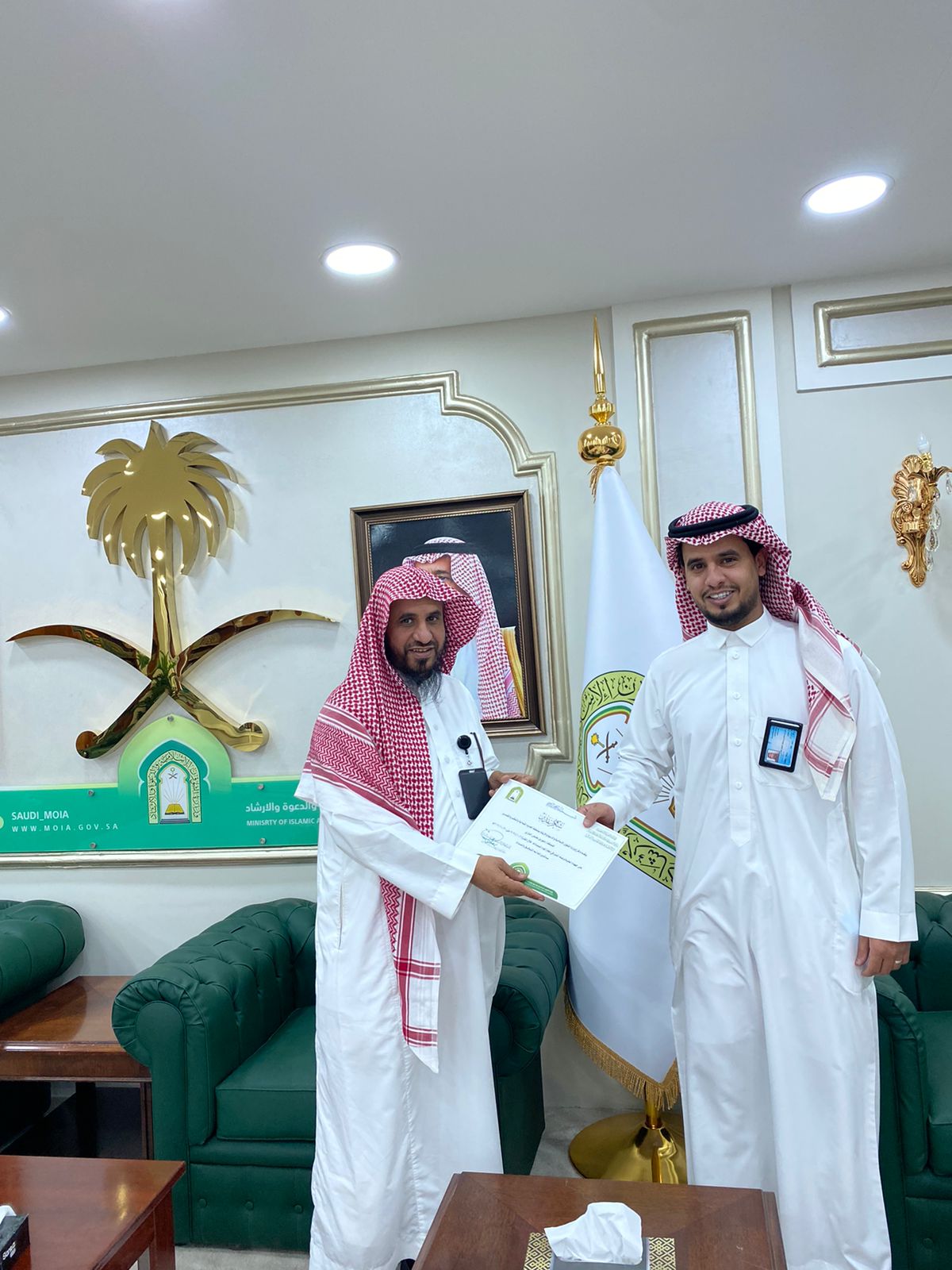 مدير فرع وزارة الشؤون الإسلامية  بالحدودالشمالية يكرم البجيدي والحازمي