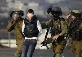 قوات الاحتلال الإسرائيلي تعتقل فلسطينيًا من الخليل