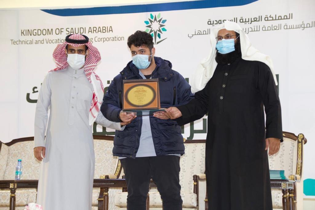 الكلية التقنية بتبوك .. تكرم المتدربين ( الخريجين )الحاصلين على جائزة المؤسسة للتفوق العلمي والمتدربين ( المستمرين )