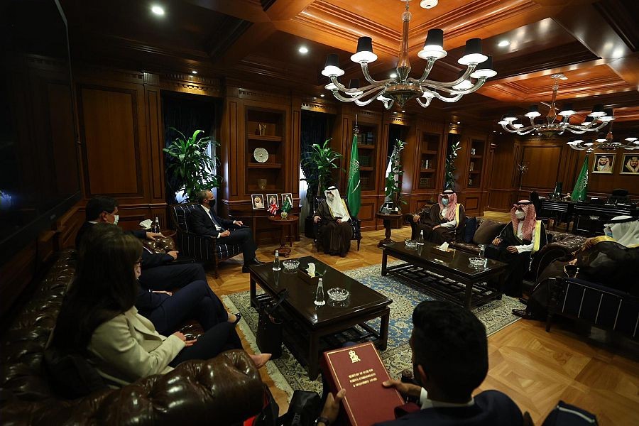 وزير الدولة للشؤون الخارجية يستقبل وزير خارجية بريطانيا