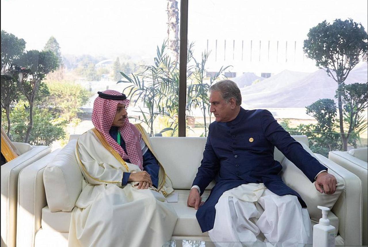 سمو وزير الخارجية يلتقي وزير خارجيـة جمهورية باكستان الإسلامية