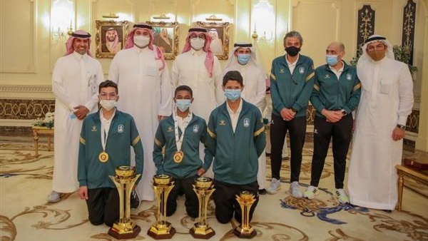 سمو نائب رئيس اللجنة الأولمبية العربية السعودية يستقبل أفراد المنتخبين السعودي والمصري لناشئي الإسكواش